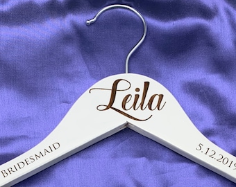 Gruccia per abito da sposa incisa: regalo personalizzato per la festa nuziale