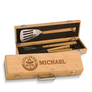 Dad&#39;s Grill Tool Set, BBQ Grill Tool Kit with Personalized Elegance,customize for Grandpa, Wooden BBQ Grill set with Fork, Spatula and Tongs