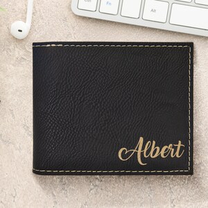 Cartera personalizada para hombres, Cartera de cuero sintético personalizada, Cartera de dos pliegues grabada, Regalos de aniversario para él, Diseño de nombre - 11 diseños para elegir