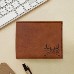 Billetera personalizada para hombres, billetera de cuero sintético personalizada, billetera doble plegable grabada, regalos de aniversario para él, billetera de diseño de asta de ciervo