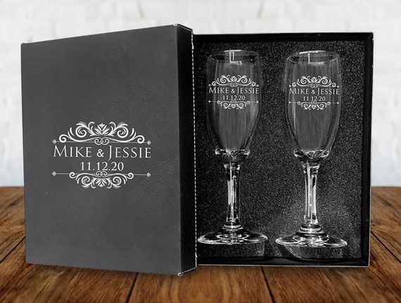 Set of 2 champagne flues, personalized First names & Date engraved,wedding toasts, Wedding Champagne Flutes, Engraved Wedding Glasses,Custom