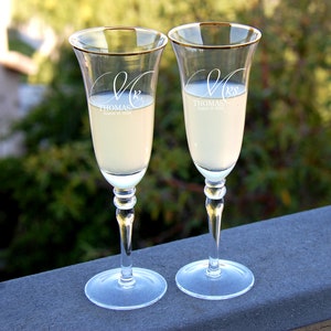 Set of 2 Customized Gold Rimmed champagne flutes - Mr & Mrs. personalized Champagne glasses with box - Perfect gift for bride And Groom