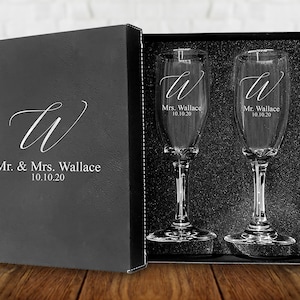 Set of 2 champagne flues, personalized names wedding toasts, Wedding Champagne Flutes, Engraved Wedding Glasses,Custom