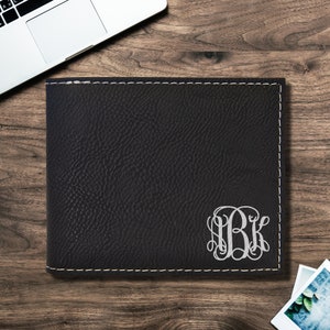 Cartera personalizada para hombres, Cartera de cuero sintético personalizada, Cartera de dos pliegues grabada, Regalos de aniversario para él, Diseño de monograma - 11 diseños para elegir