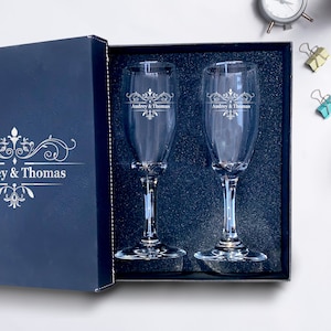 Set of 2 champagne flues, personalized First names engraved,wedding toasts, Wedding Champagne Flutes, Custom