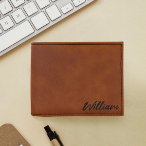 Cartera personalizada para hombres, Cartera de cuero sintético personalizada, Cartera de dos pliegues grabada, Regalos de aniversario para él, Diseño de nombre - 11 diseños para elegir