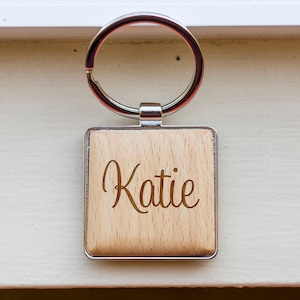 Personalisieren Schlüsselanhänger, Name Schlüsselanhänger, Liebe Schlüsselanhänger, individuelle Schlüsselanhänger, Holzstich Schlüsselanhänger, Geschenk für Paar, Geschenk für BFF