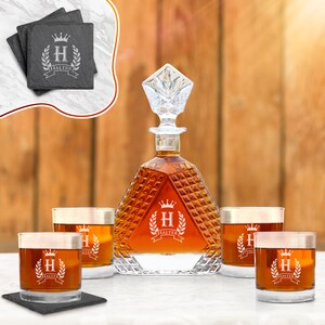 Juego de decantador de whisky personalizado con posavasos - Juego de decantador con posavasos - Regalo para él - El mejor regalo para los amantes del whisky Diseño floral de la corona