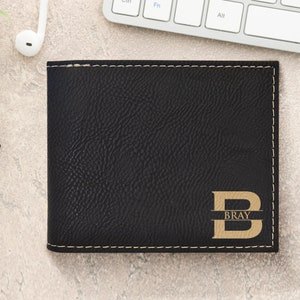 Cartera personalizada para hombres, Cartera de cuero sintético personalizada, Cartera de dos pliegues grabada, Regalos de aniversario para él, Diseño inicial: 11 diseños para elegir