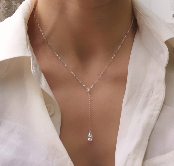 アクセサリー 8UEDE DRAW NECKLACE SILVER 60cm Sleek silver chain necklace with intertwined asymmetric