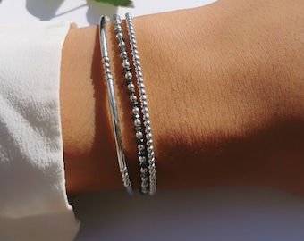 Set of three gray elastic bracelets