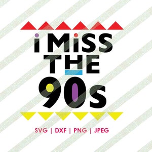 Puede incluir: Un diseño gráfico en blanco y negro con el texto "I miss the 90s" en letras negras en negrita. Los años 90 están estilizados con un círculo amarillo y un círculo morado. El gráfico está enmarcado por triángulos rojos y amarillos.