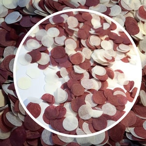 Può includere: Un mucchio di cerchi di coriandoli di carta color borgogna e bianco. I coriandoli sono fatti di carta velina e sono perfetti per aggiungere un tocco festoso a qualsiasi celebrazione.