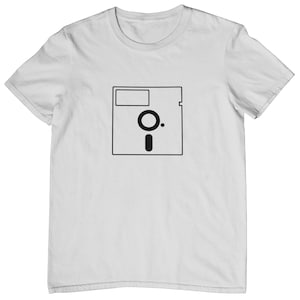 Op de afbeelding: Wit T-shirt met een zwarte omtrek van een floppy disk op de voorkant.