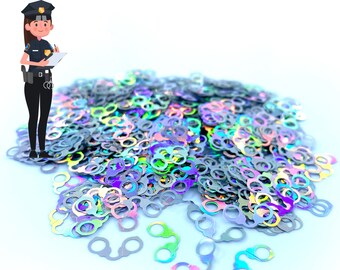 Może przedstawiać: Iridescencyjny brokat w kształcie kajdanek. Brokat ma srebrną podstawę z tęczowymi odcieniami. Na tle znajduje się policjant z kreskówki.