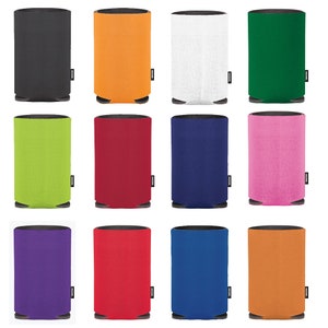 Puede incluir: Doce enfriadores de latas de neopreno de diferentes colores. Los enfriadores son todos del mismo tama&ntilde;o y forma, y tienen una parte inferior negra y una parte superior negra. Los colores son negro, naranja, blanco, verde, verde lima, rojo, azul marino, rosa, morado, rojo, azul y naranja.