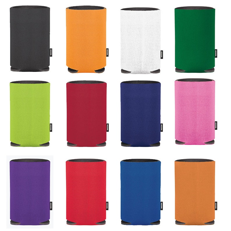 Puede incluir: Doce enfriadores de latas de neopreno de diferentes colores. Los enfriadores son todos del mismo tama&ntilde;o y forma, y tienen una parte inferior negra y una parte superior negra. Los colores son negro, naranja, blanco, verde, verde lima, rojo, azul marino, rosa, morado, rojo, azul y naranja.
