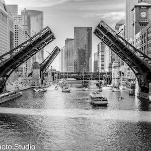 Chicago Skyline schwarz weiß | Erschwingliche Wandkunst | Chicago River | Wassertaxis | Chicago Bridge-Lift | Chicago Foto Chicago Fotografie