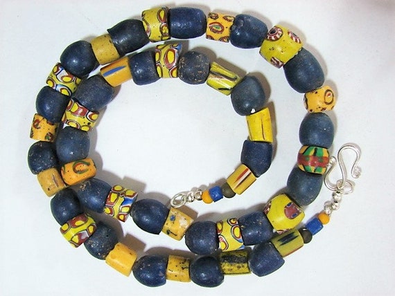 24" Antique Trade Bead Necklace, Dutch Blue and V… - image 3