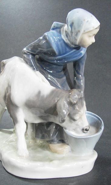  779「子牛を抱く少女」クリスチャン・トムセン Royal Copenhagen Woman Feeding Cow, Porcelain, #779, Designed by
