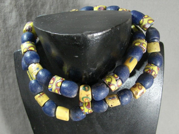 24" Antique Trade Bead Necklace, Dutch Blue and V… - image 4