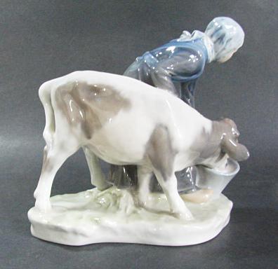  779「子牛を抱く少女」クリスチャン・トムセン Royal Copenhagen Woman Feeding Cow, Porcelain, #779, Designed by