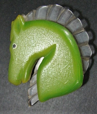 Broche Vintage ART DÉCO Années 40 - Cheval En Bakélite Vert Kaki Et Beige - Sans Marque