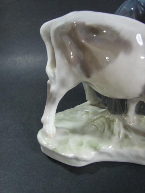  779「子牛を抱く少女」クリスチャン・トムセン Royal Copenhagen Woman Feeding Cow, Porcelain, #779, Designed by