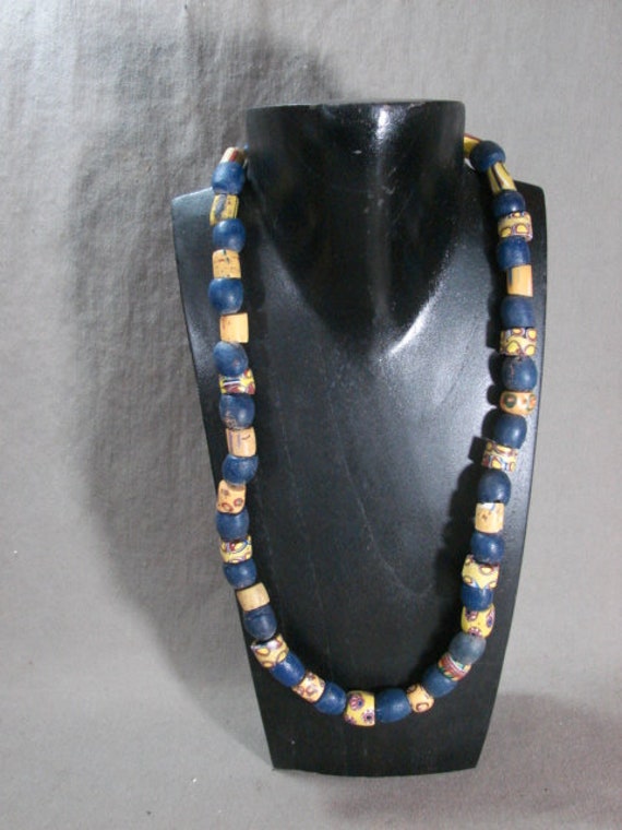 24" Antique Trade Bead Necklace, Dutch Blue and V… - image 2