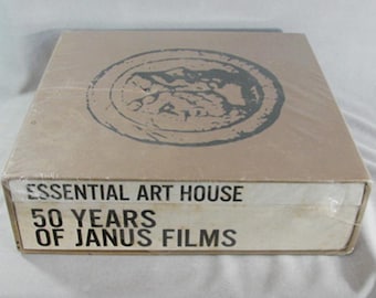 Op de afbeelding: Een rechthoekige doos met de tekst "ESSENTIAL ART HOUSE 50 YEARS OF JANUS FILMS". De doos is verpakt in doorzichtig plastic en heeft een cirkelvormig ontwerp aan de bovenkant.