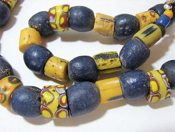 24" Antique Trade Bead Necklace, Dutch Blue and V… - image 8