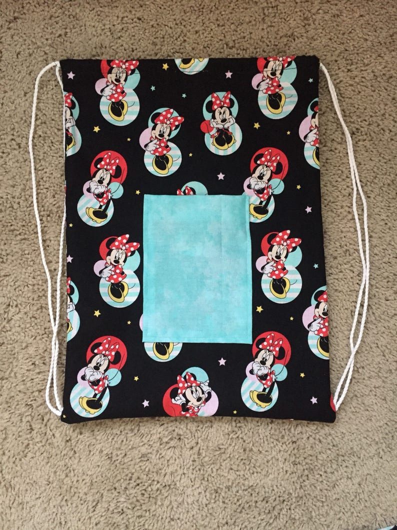 K&ouml;nnte beinhalten: Eine schwarze Kordeltasche mit einem Minnie Mouse-Druck. Die Tasche hat eine kleine, hellblaue Tasche auf der Vorderseite.