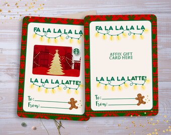 Op de afbeelding: Een rode en groene kerstkaart met een witte achtergrond. De kaart heeft een feestelijk ontwerp met een kerstboom en de woorden "Fa La La La La" en "La La La Latte!" De kaart heeft een ruimte om een ​​cadeaubon toe te voegen en bevat de woorden "Affix Gift Card Here".