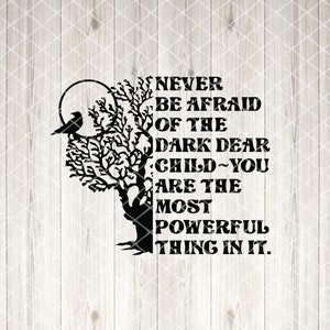 以下が含まれることがあります： 「NEVER BE AFRAID OF THE DARK DEAR CHILD~YOU ARE THE MOST POWERFUL THING IN IT」というテキストが入った黒いグラフィック。左側には、枝にとまっているカラスのシルエットの木があります。