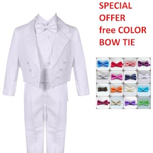 Könnte beinhalten: Weißer Smoking für einen jungen Jungen mit weißer Fliege.  SONDERANGEBOT KOSTENLOSE FARBIGE FLIEGE mit einer Auswahl von 24 Farben.