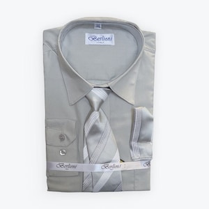 Op de afbeelding: Een lichtgrijs overhemd met een bijpassende gestreepte stropdas en een zakdoek. Het overhemd heeft een knoopsluiting en een enkele knoopsluiting. Het label op het overhemd luidt "Berlioni Italy".
