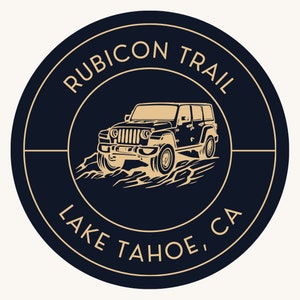 Könnte beinhalten: Eine Schwarzweißillustration eines Jeeps auf einem felsigen Weg. Der Jeep ist mit "Rubicon Trail" und "Lake Tahoe, CA" beschriftet.