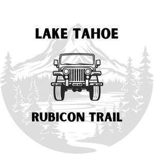 Könnte beinhalten: Schwarzweiß-Illustration eines Jeeps, der auf einem Weg in den Bergen fährt. Der Text "LAKE TAHOE RUBICON TRAIL" befindet sich unter dem Jeep.