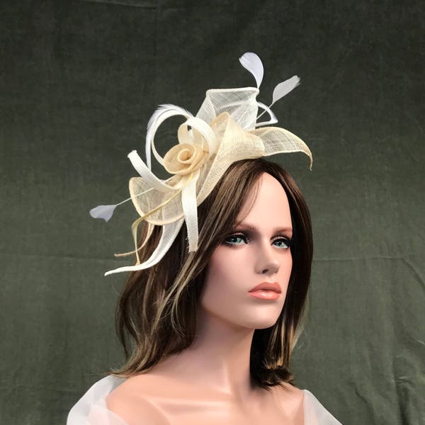 Serre-tête Swing Ivoire -Blanc. Chapeau femme mariage . Bibi cérémonie . Mini chapeau . Accessoire coiffure .