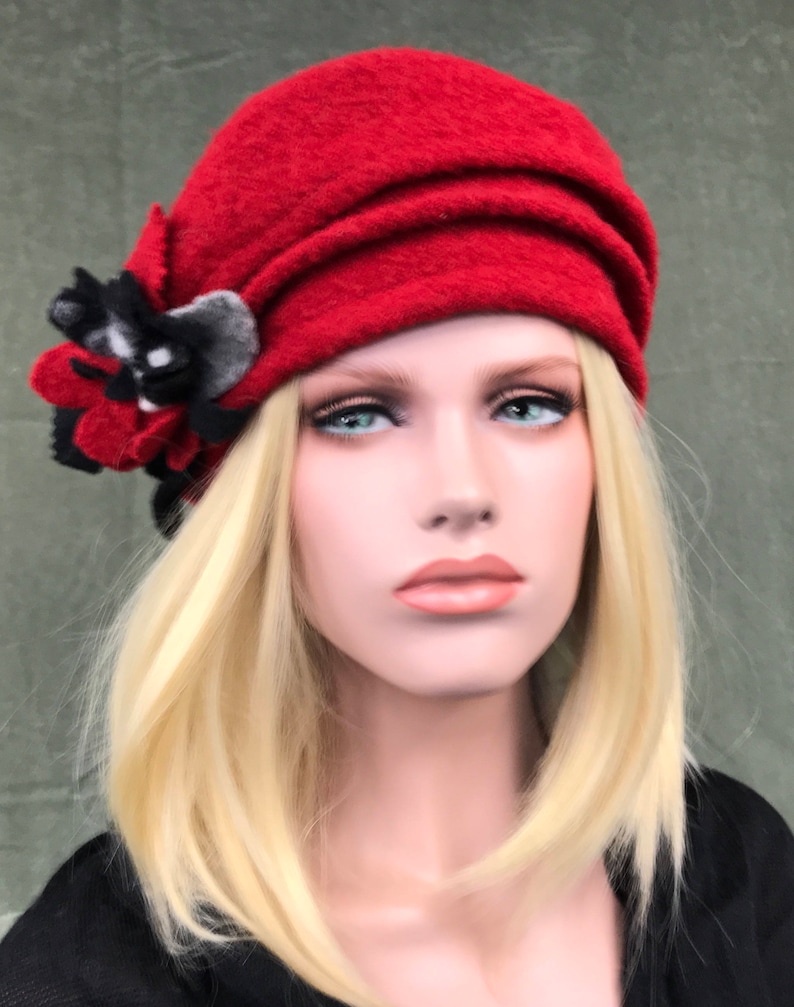 Bonnet Pompon (bobble Hat) Rouge Pour Femme - Neuf Sans étiquette, Style Hiver