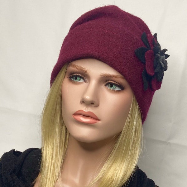 Chapeau femme Emie bordeaux. Chapeau d’hiver. Bonnet femme. Toque d’hiver.