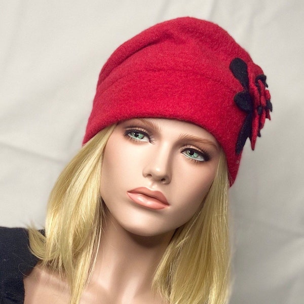 Chapeau femme Emie Rouge. Chapeau en laine bouillie. Bonnet femme. Toque d’hiver.