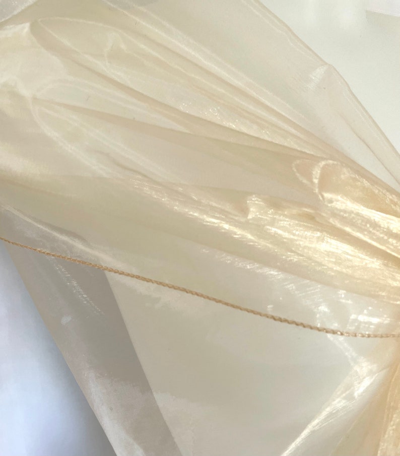 Etole organza Doré . Châle , écharpe . Grande étole 250x75cm. Étole mariage, cérémonie, cocktail. Noel, soirée , fête de fin d'année. image 2