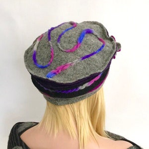 Chapeau Femme . Chapeau Anais Gris-Violet-Fuchsia en laine bouillie . Chapeau d'hiver . Bonnet en laine . Toque . image 4