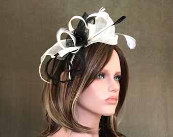 Serre-tête Swing Blanc-Noir. Chapeau femme mariage . Bibi cérémonie . Mini chapeau . Accessoire coiffure .