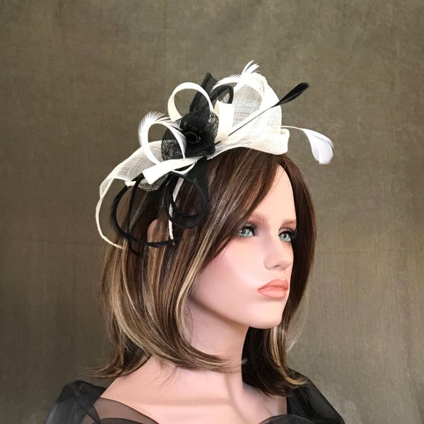 Serre-tête Swing Blanc-Noir. Chapeau femme mariage . Bibi cérémonie . Mini chapeau . Accessoire coiffure .