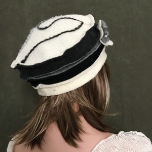 Chapeau Anais Ivoire-gris-noir. Chapeau femme. Bonnet dhiver. Toque en laine bouillie. image 3