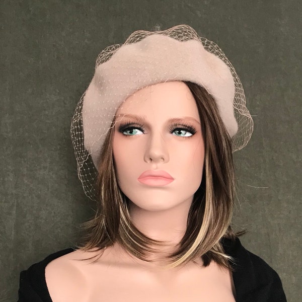 Béret Paris Beige . Chapeau femme . Bonnet d'hiver . Béret en laine avec voilette . Chapeau Cérémonie . Chapeau Mariage .