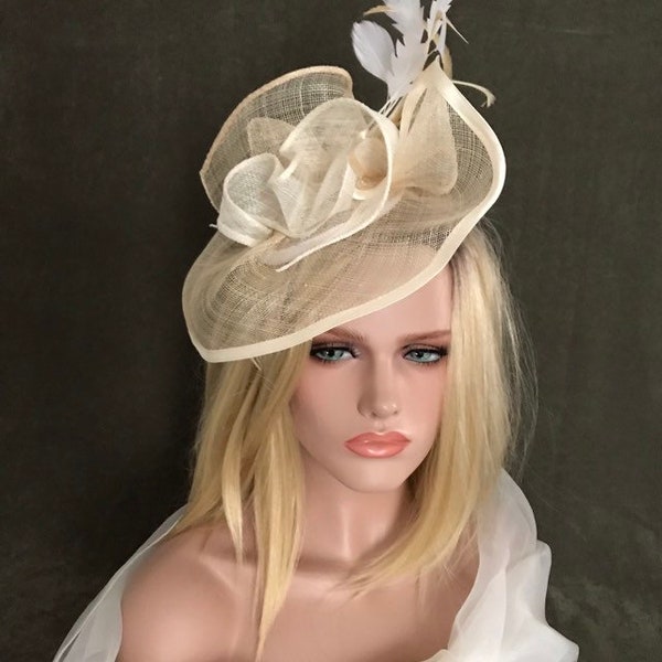 Chapeau Safari Beige-Ivoire. Chapeau femme. Chapeau Cérémonie Mariage. Accessoires de coiffure. Mini chapeau. Bibi Mariage .