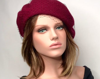 Béret femme Paris bordeaux.Béret parisienne. Béret en laine. Béret d’hiver. Cadeau Noël. Chapeau femme. Bonnet femme. Bonne laine.